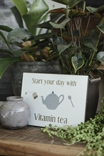 70090-00 Metalskilt fra Ib Laursen Start your day with vitamin tea ved vase - Tinashjem